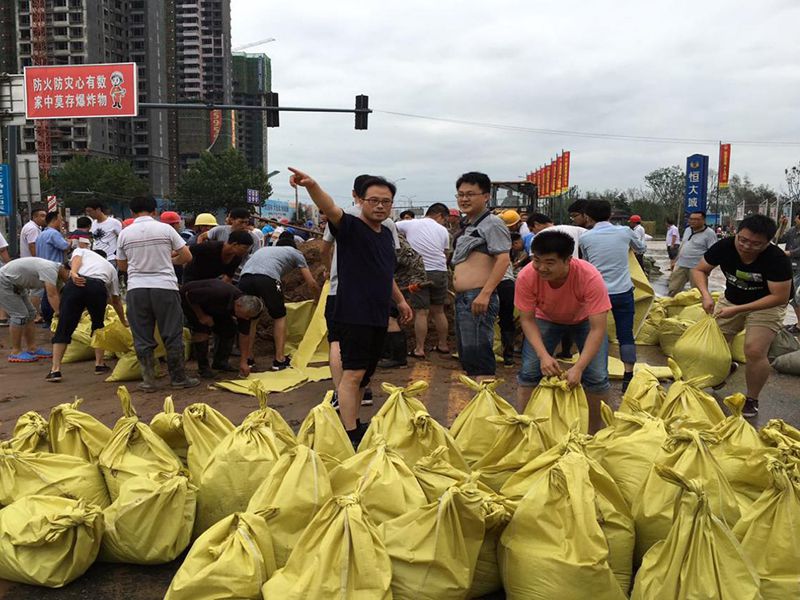 2016年7月20日，集團(tuán)公司組織員工參與“安陽7·19特大洪水”搶險(xiǎn)救災(zāi)工作。